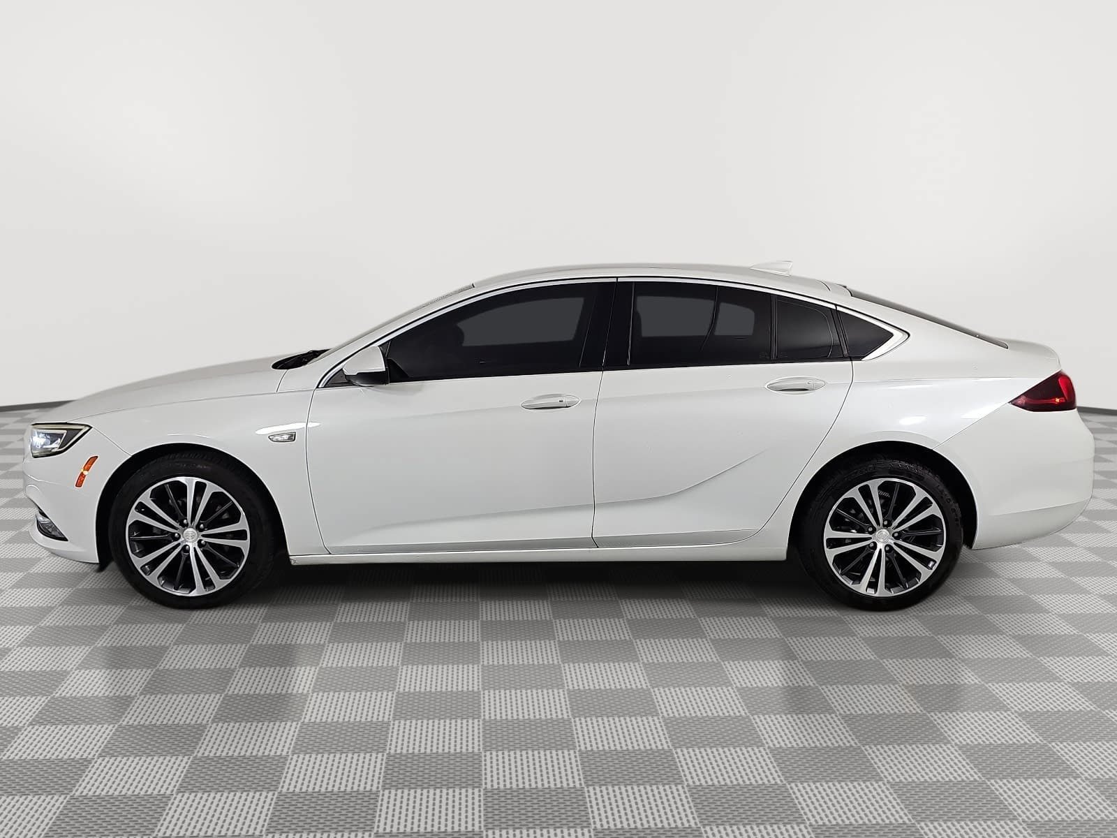 Used 2018 Buick Regal Essence w/ Driver Confidence Package #1 FWD image 5