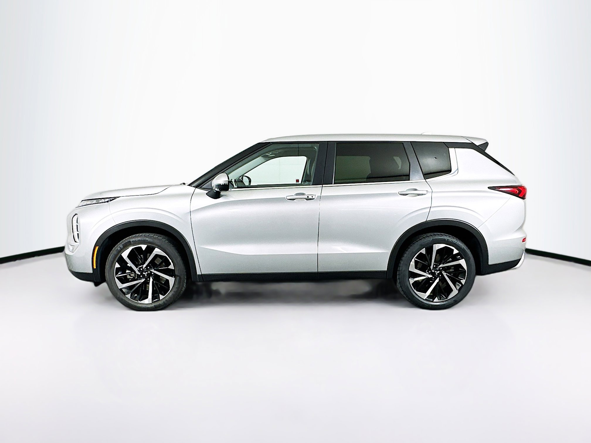 Used 2024 Mitsubishi Outlander SE image 4