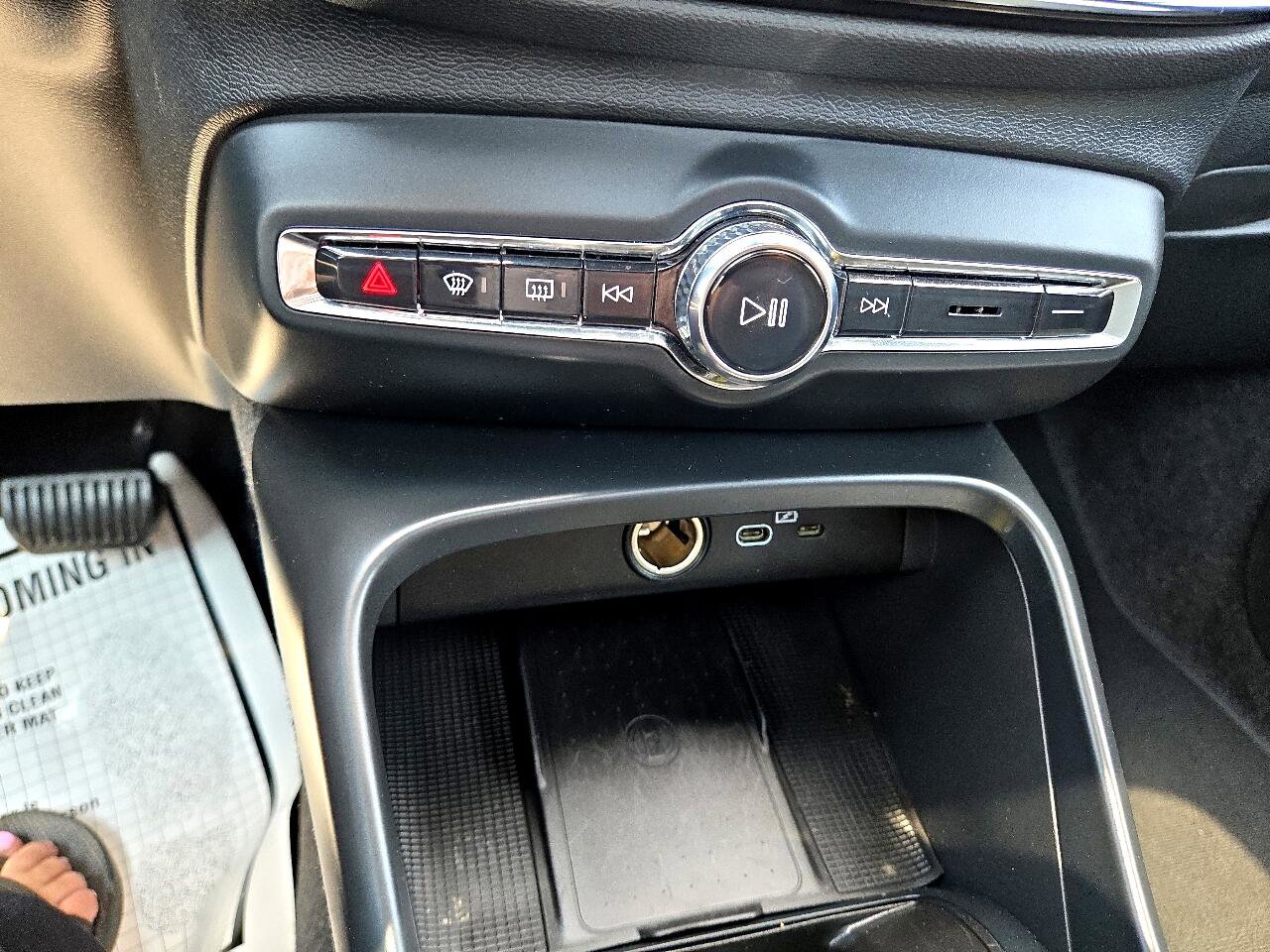 Used 2024 Volvo XC40 B5 Core image 21