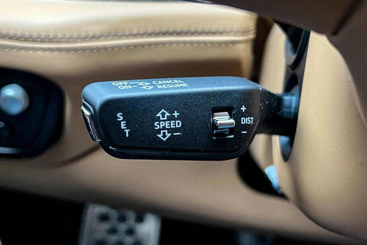 Used 2017 Bentley Bentayga image 43