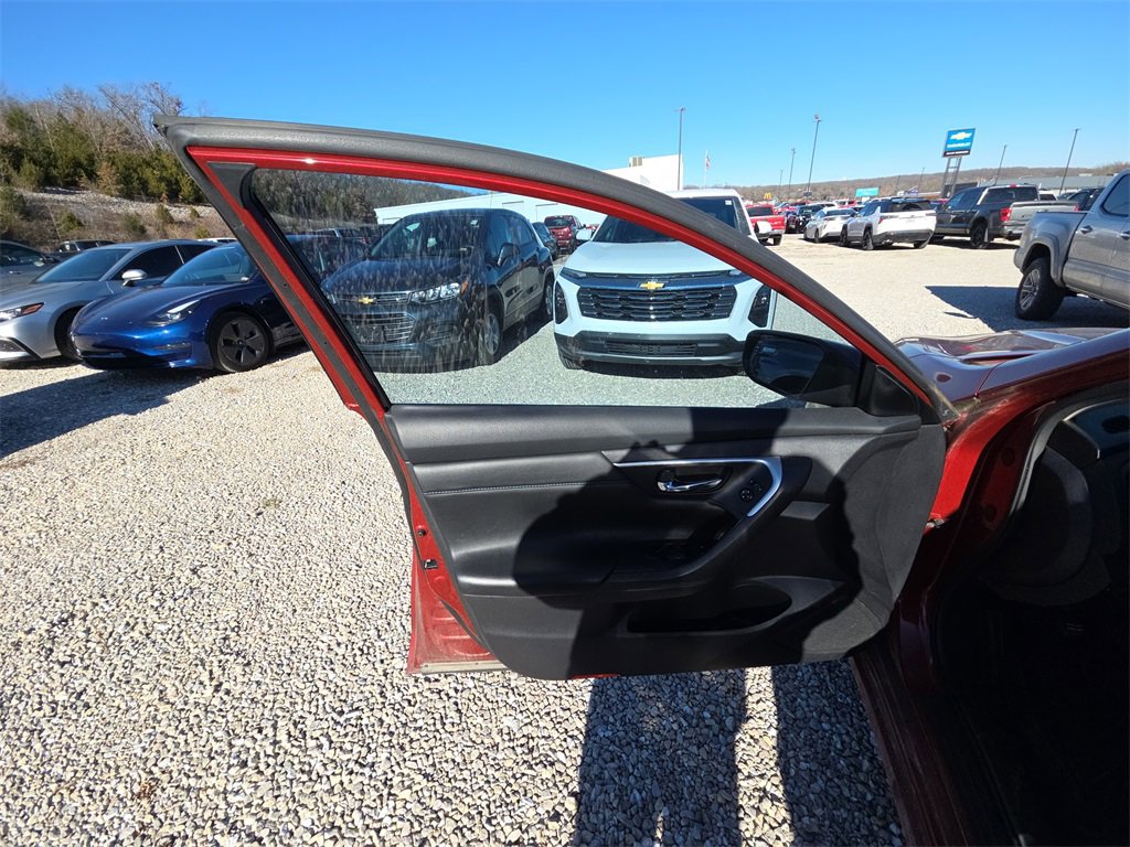 Used 2016 Nissan Altima 2.5 SR w/ Interior Lighting Package image 8