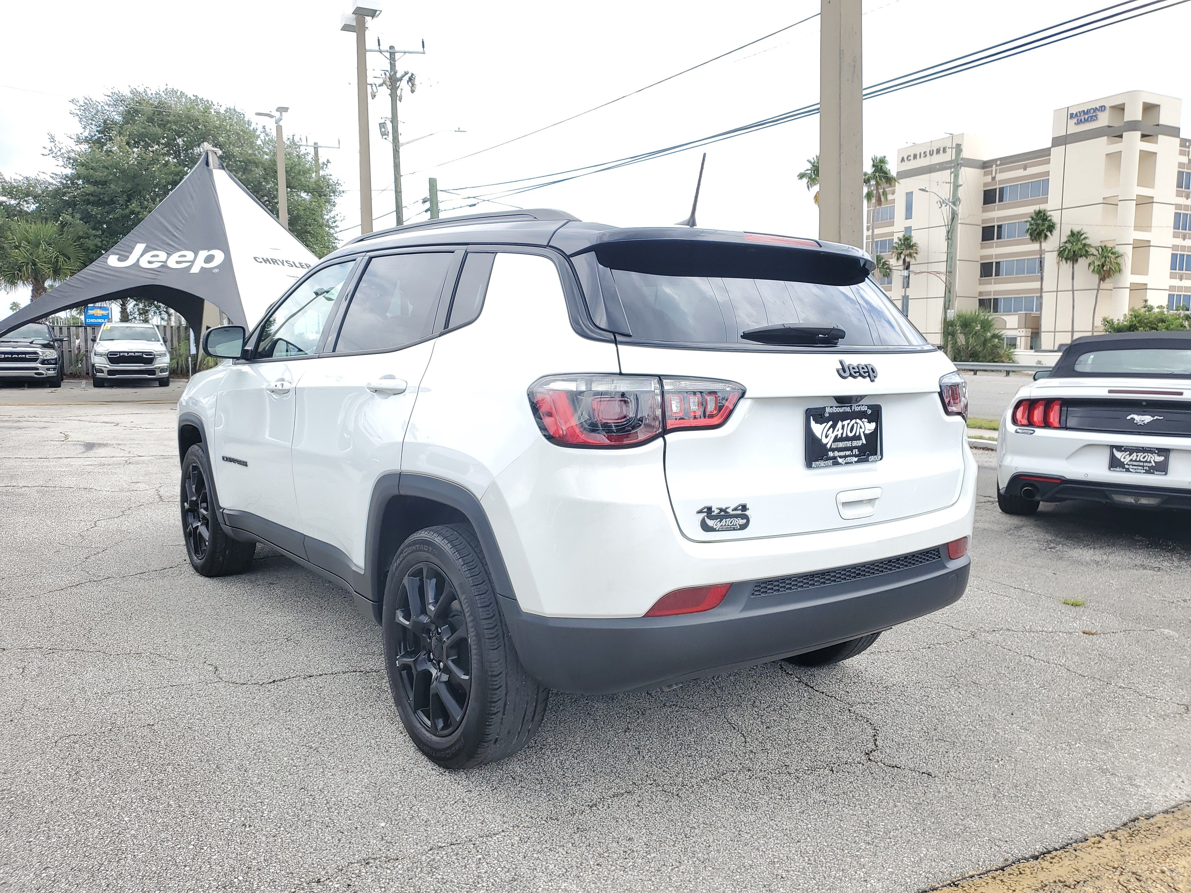 Used 2023 Jeep Compass Latitude AWD/4WD image 3