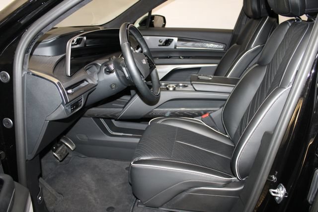 Used 2026 Cadillac Vistiq Platinum w/ LPO, Floor Liner Package AWD/4WD image 8