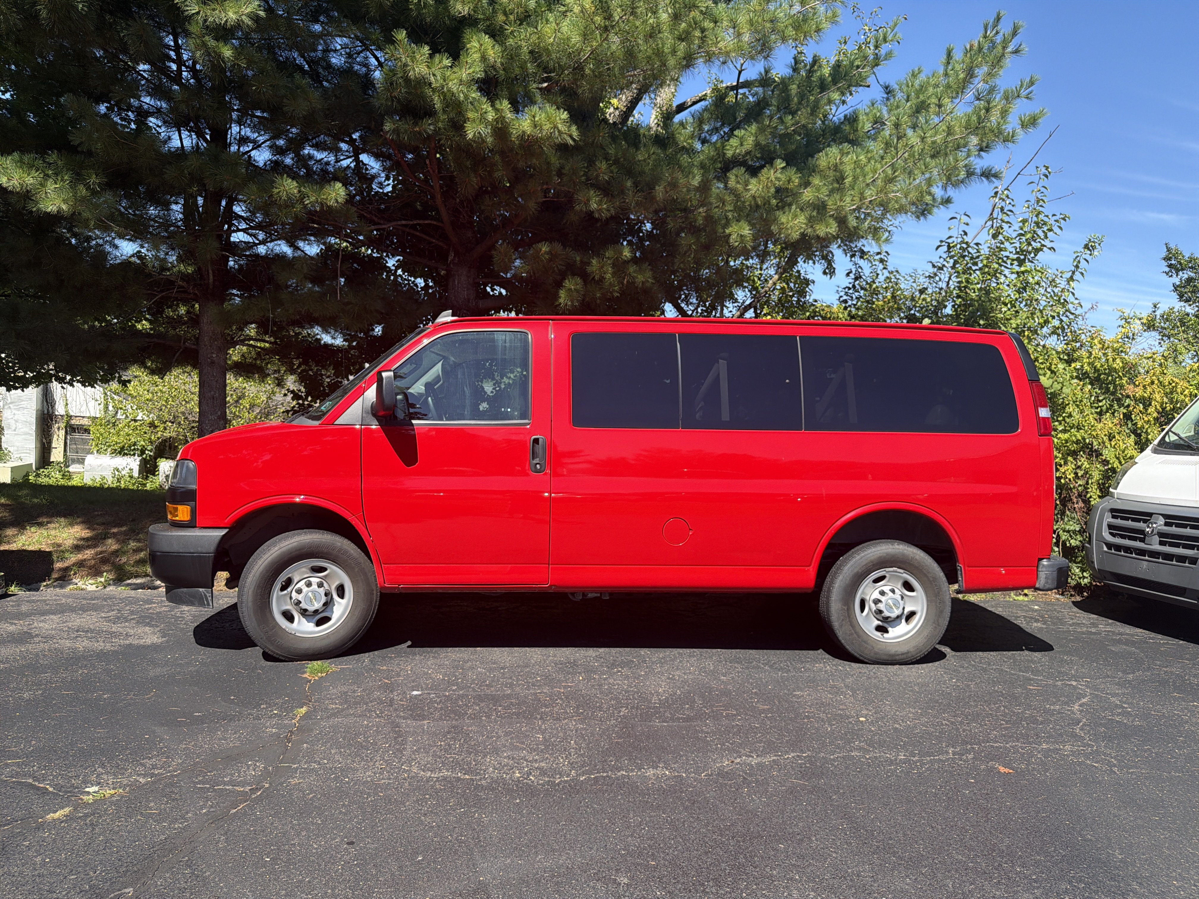 Used 2022 Chevrolet Express 3500 LS RWD image 5