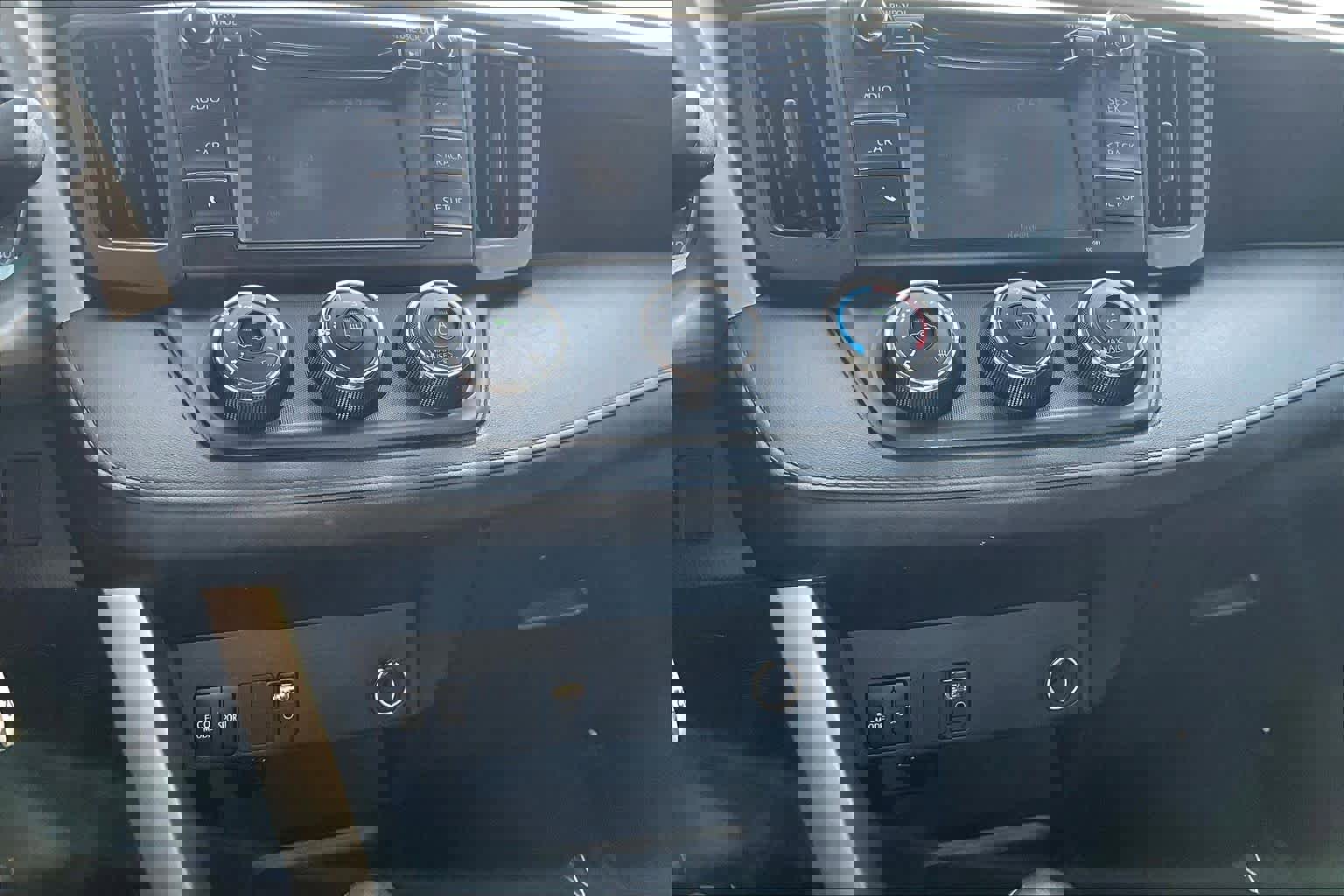 Used 2018 Toyota RAV4 LE image 34