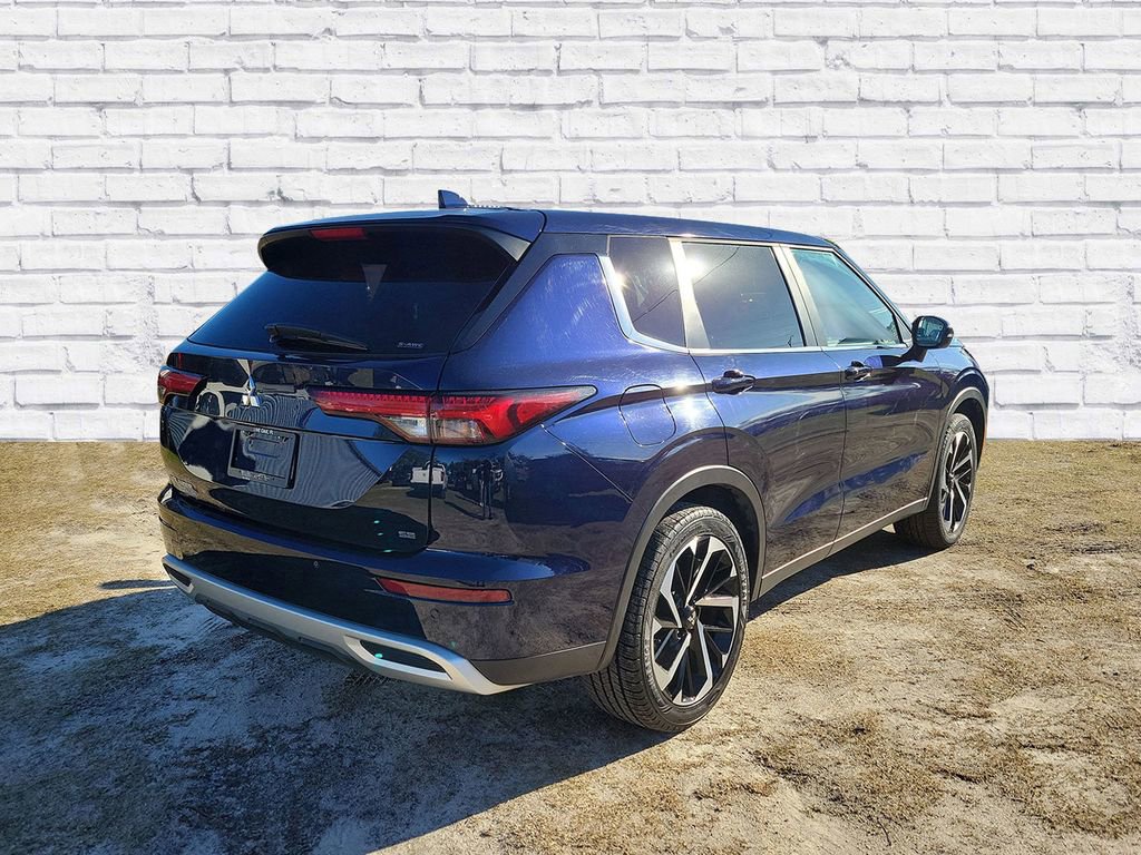 Used 2024 Mitsubishi Outlander SE image 2