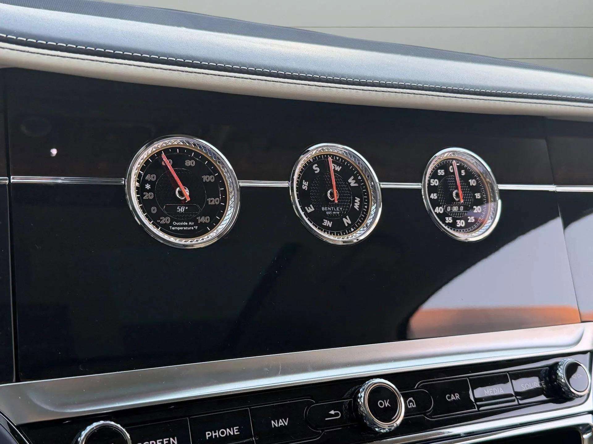 Used 2024 Bentley Flying Spur V8 image 21