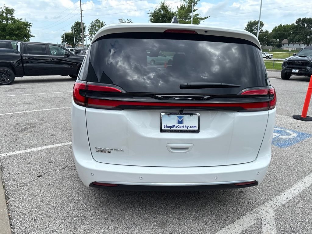 New 2027 Chrysler Pacifica Select FWD image 23