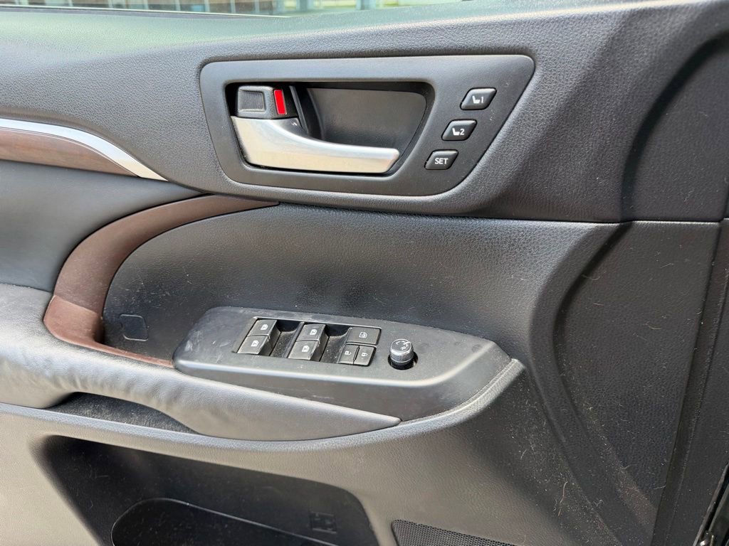 Used 2015 Toyota Highlander Limited Platinum FWD image 33