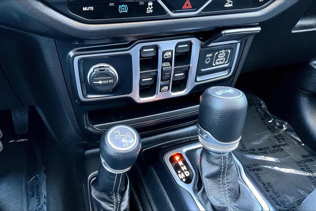 Used 2025 Jeep Wrangler Unlimited Sahara AWD/4WD image 12