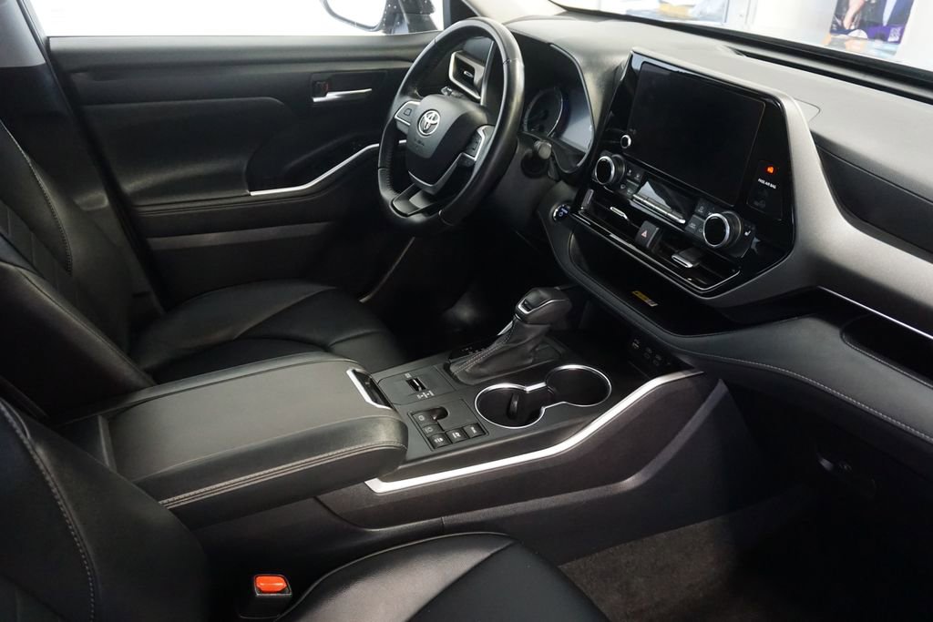 Used 2023 Toyota Highlander XLE AWD/4WD image 28
