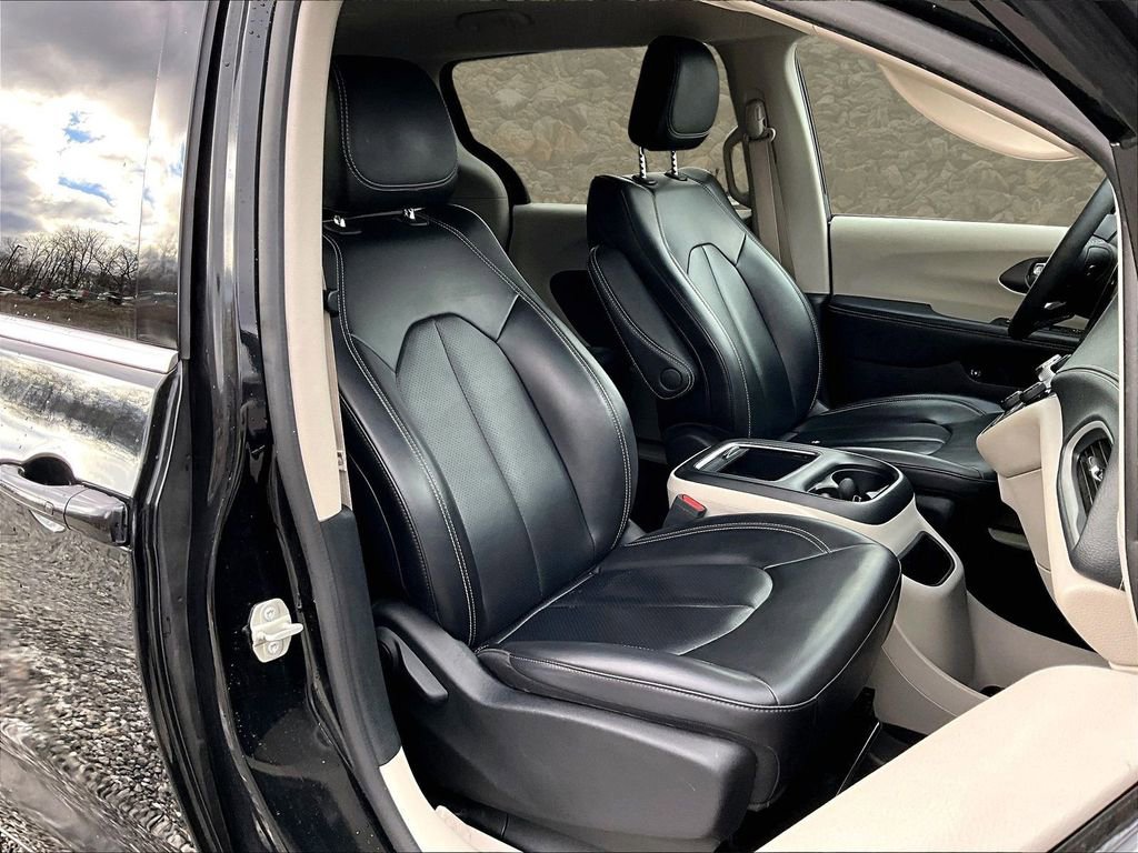 Used 2023 Chrysler Pacifica Touring-L image 7