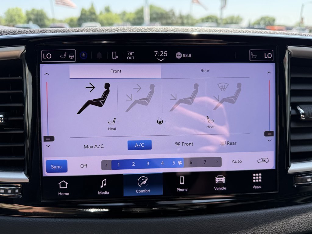 Used 2025 Chrysler Pacifica Select FWD image 28