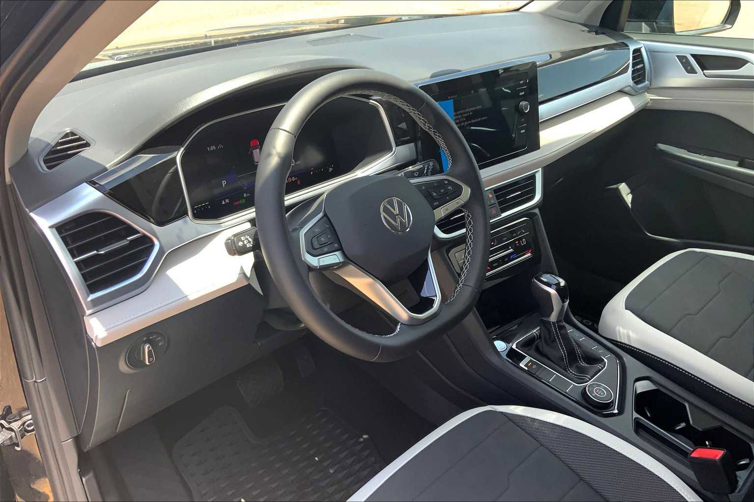 Used 2025 Volkswagen Taos SE AWD/4WD image 8
