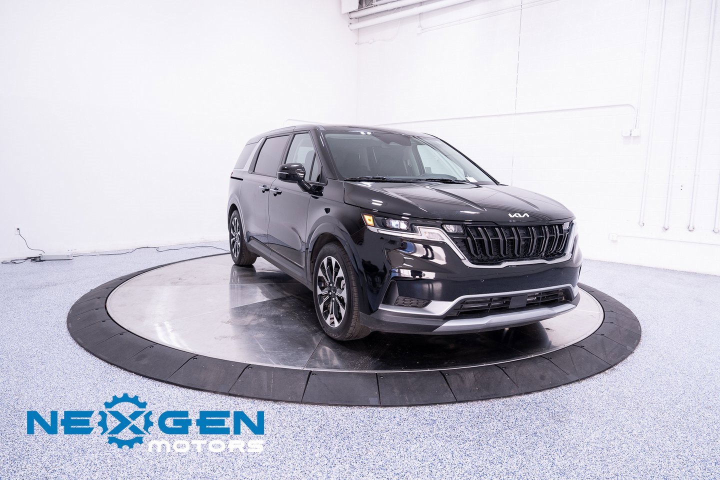 Used 2024 Kia Carnival EX image 3