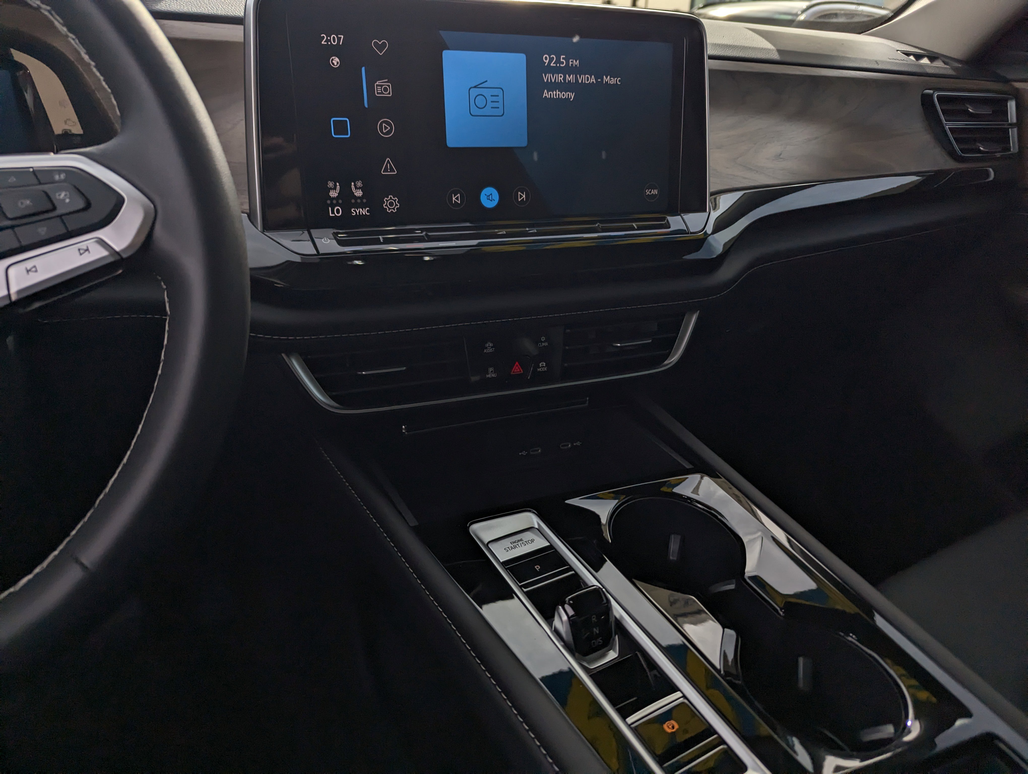 Used 2025 Volkswagen Atlas SE image 11