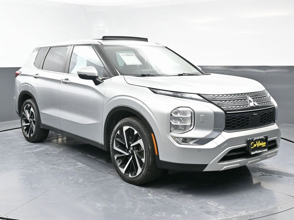 Used 2023 Mitsubishi Outlander SE image 3