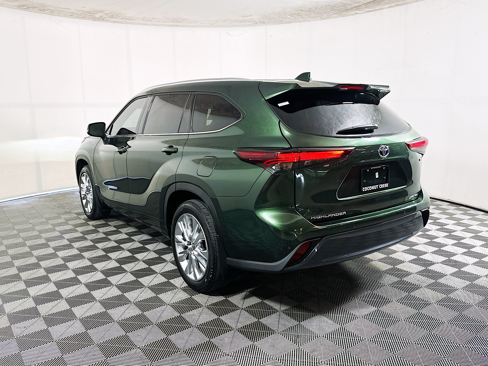 Used 2024 Toyota Highlander Limited FWD image 5