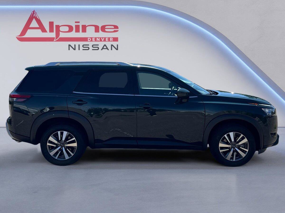 Used 2025 Nissan Pathfinder SL AWD/4WD image 6