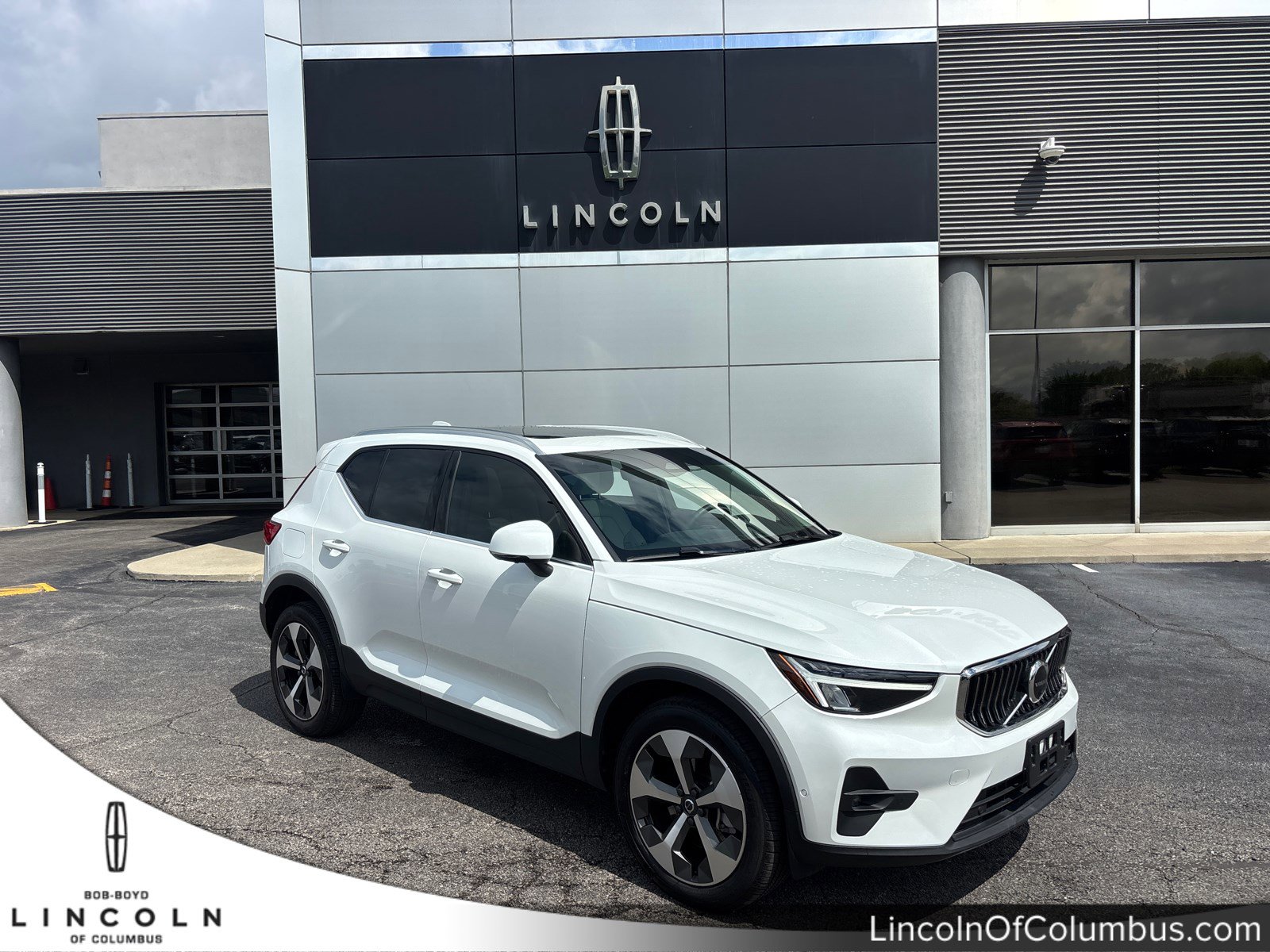 Used 2024 Volvo XC40 B5 Plus w/ Climate Package AWD/4WD image 1