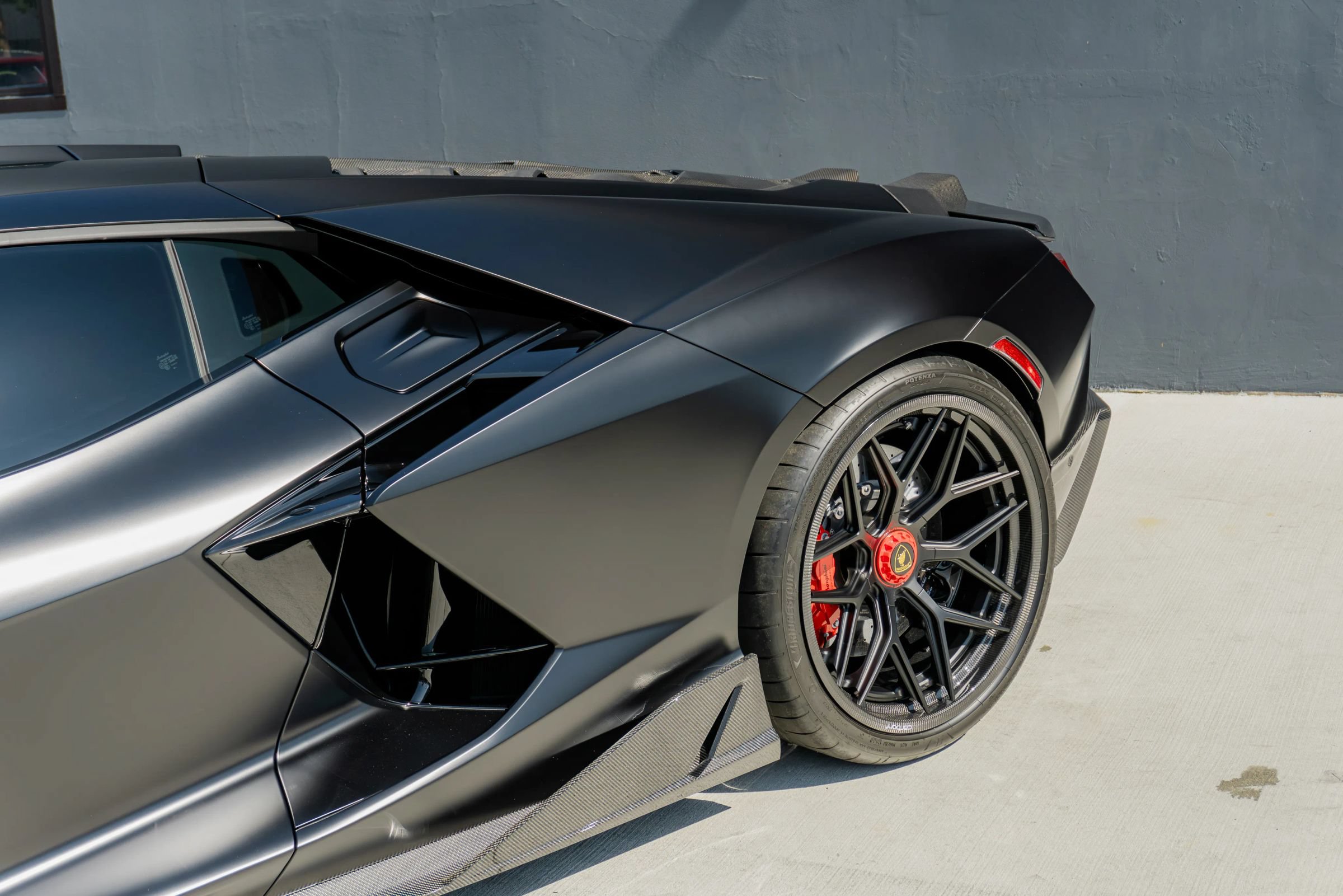 Used 2025 Lamborghini Revuelto AWD/4WD image 24