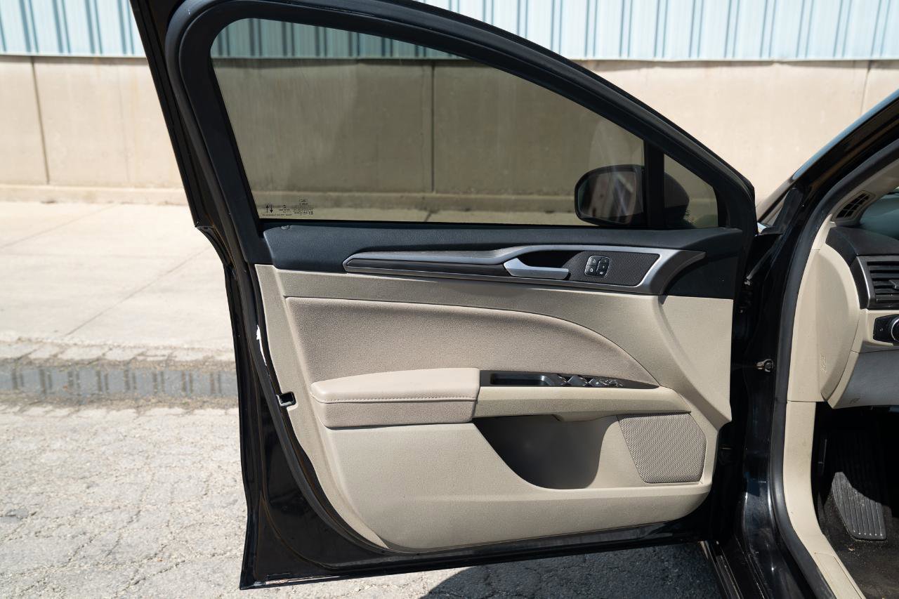 Used 2020 Ford Fusion SEL FWD image 16