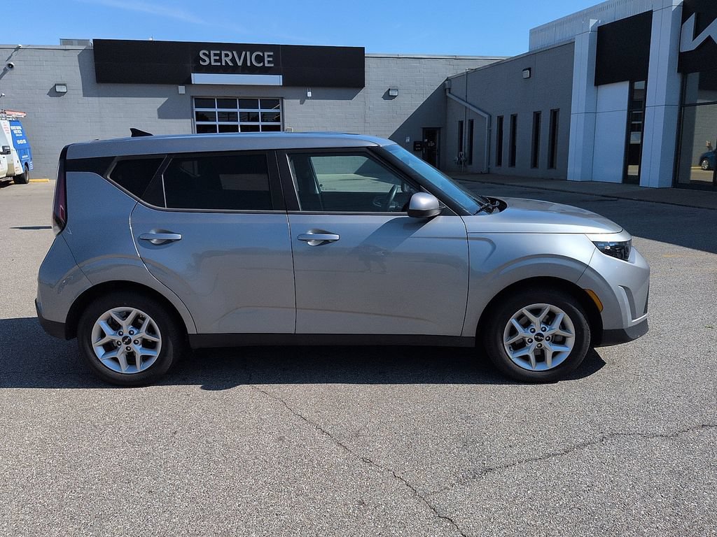 Certified 2024 Kia Soul LX w/ Option Group 015 FWD image 2