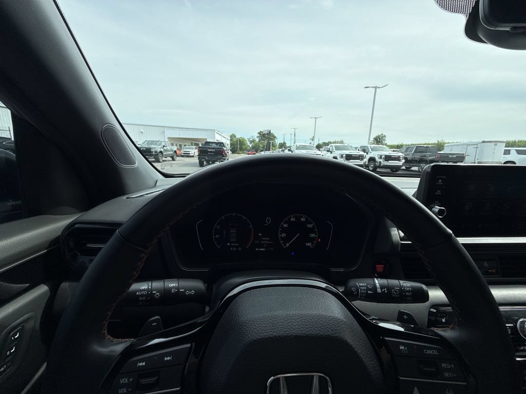 Used 2025 Honda Pilot TrailSport image 17