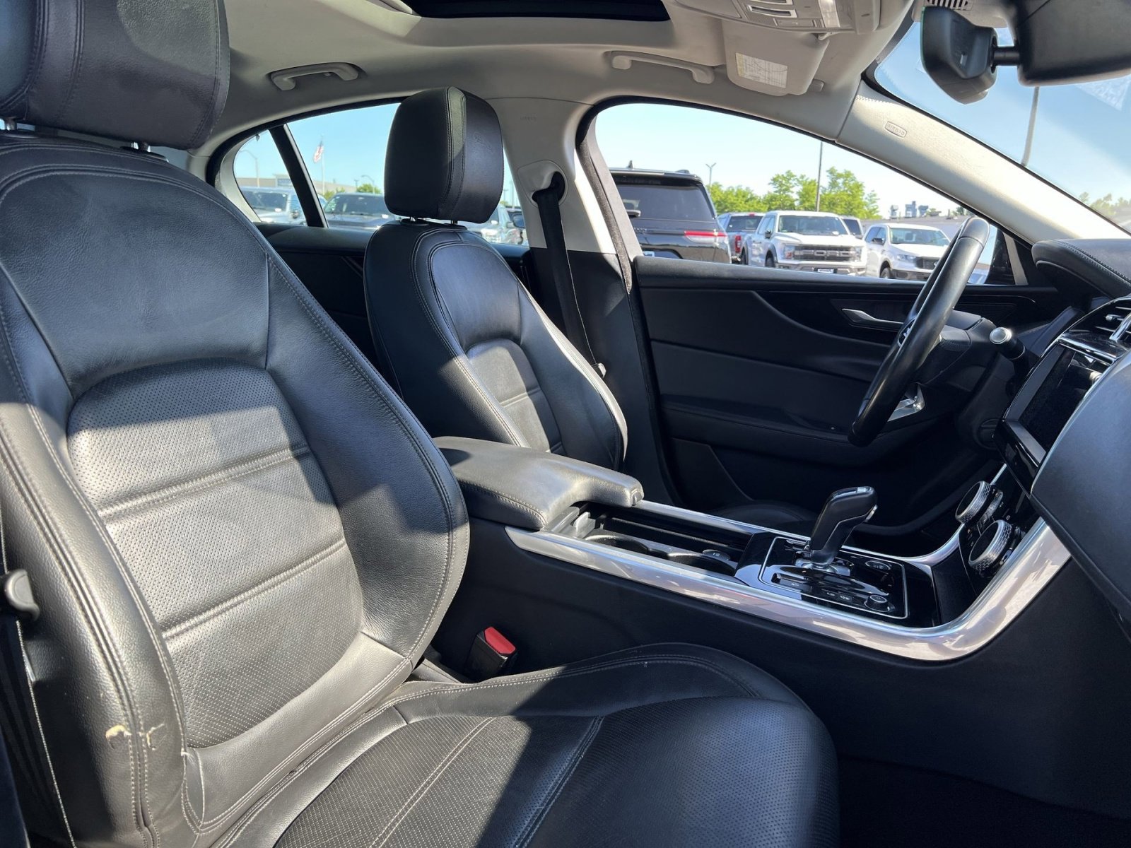 Used 2020 Jaguar XE S RWD image 33