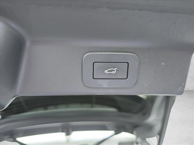 Certified 2024 Jaguar F-PACE SVR image 13