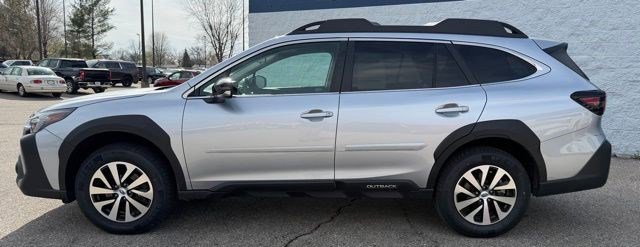 Used 2024 Subaru Outback Premium image 2