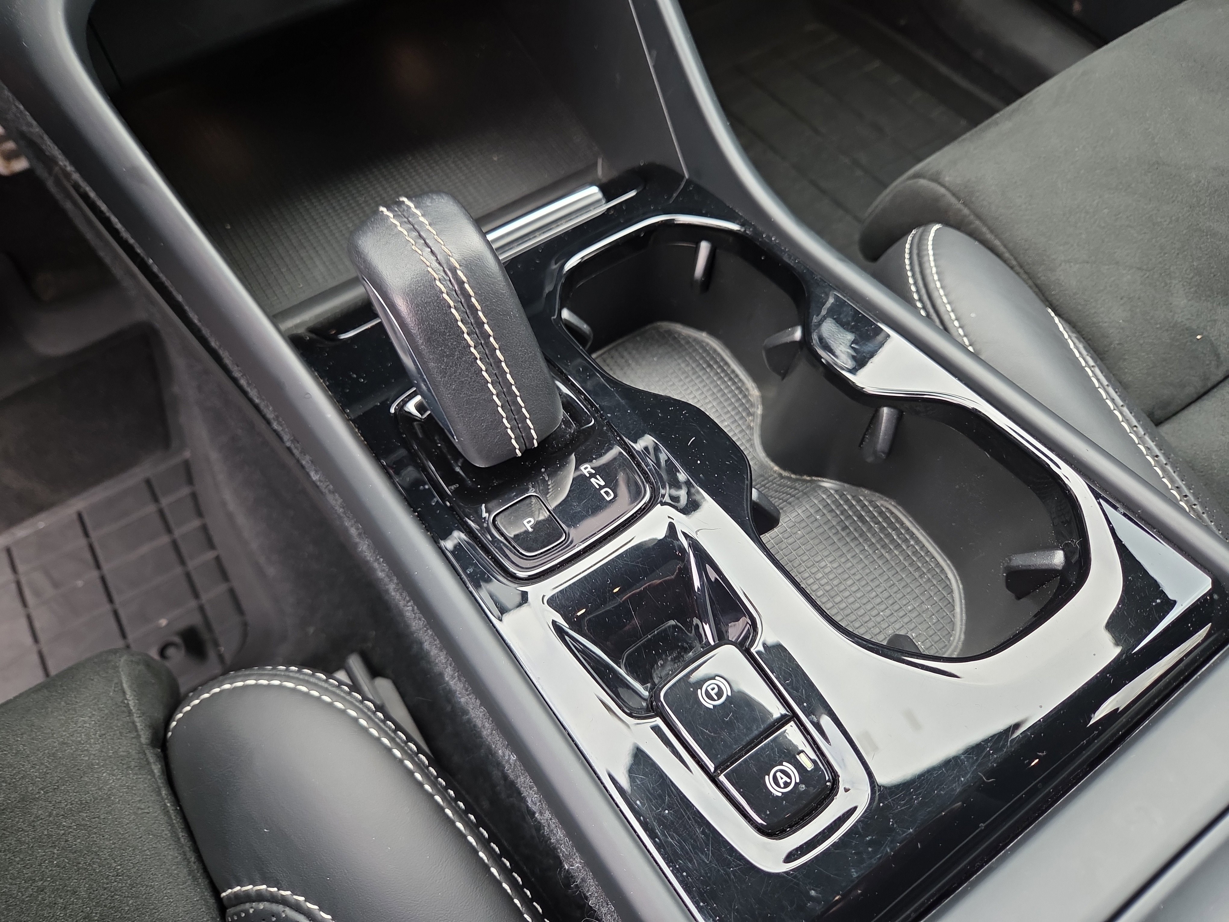 Used 2021 Volvo XC40 T5 R-Design w/ Climate Package image 28