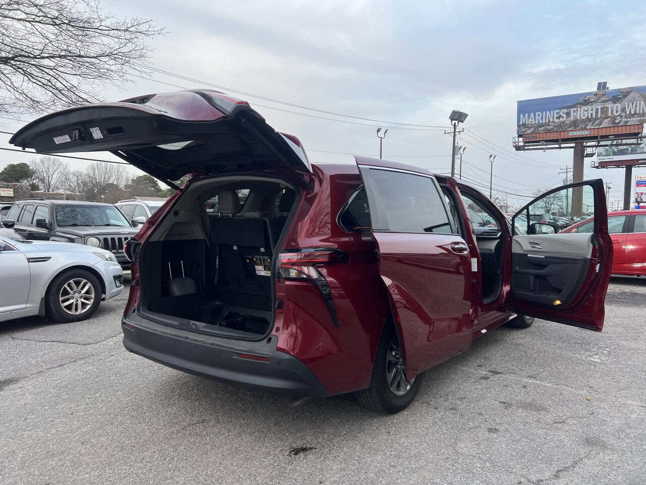 Used 2022 Toyota Sienna XLE image 6