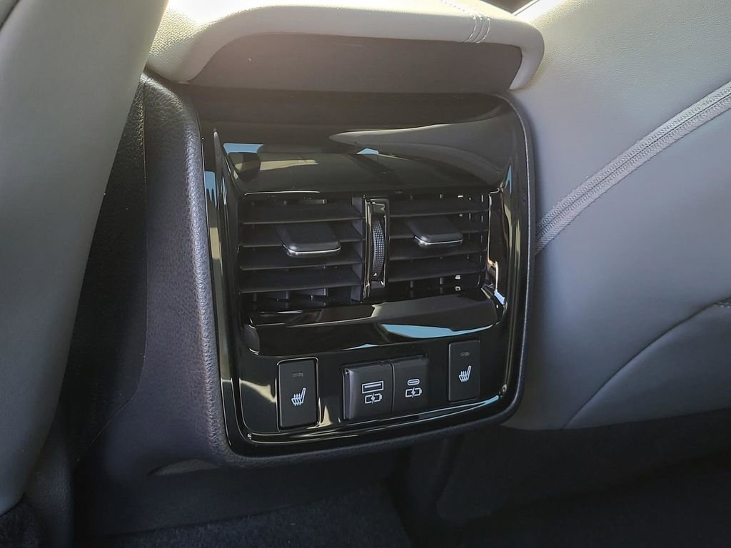 Used 2021 Toyota Avalon Limited image 14