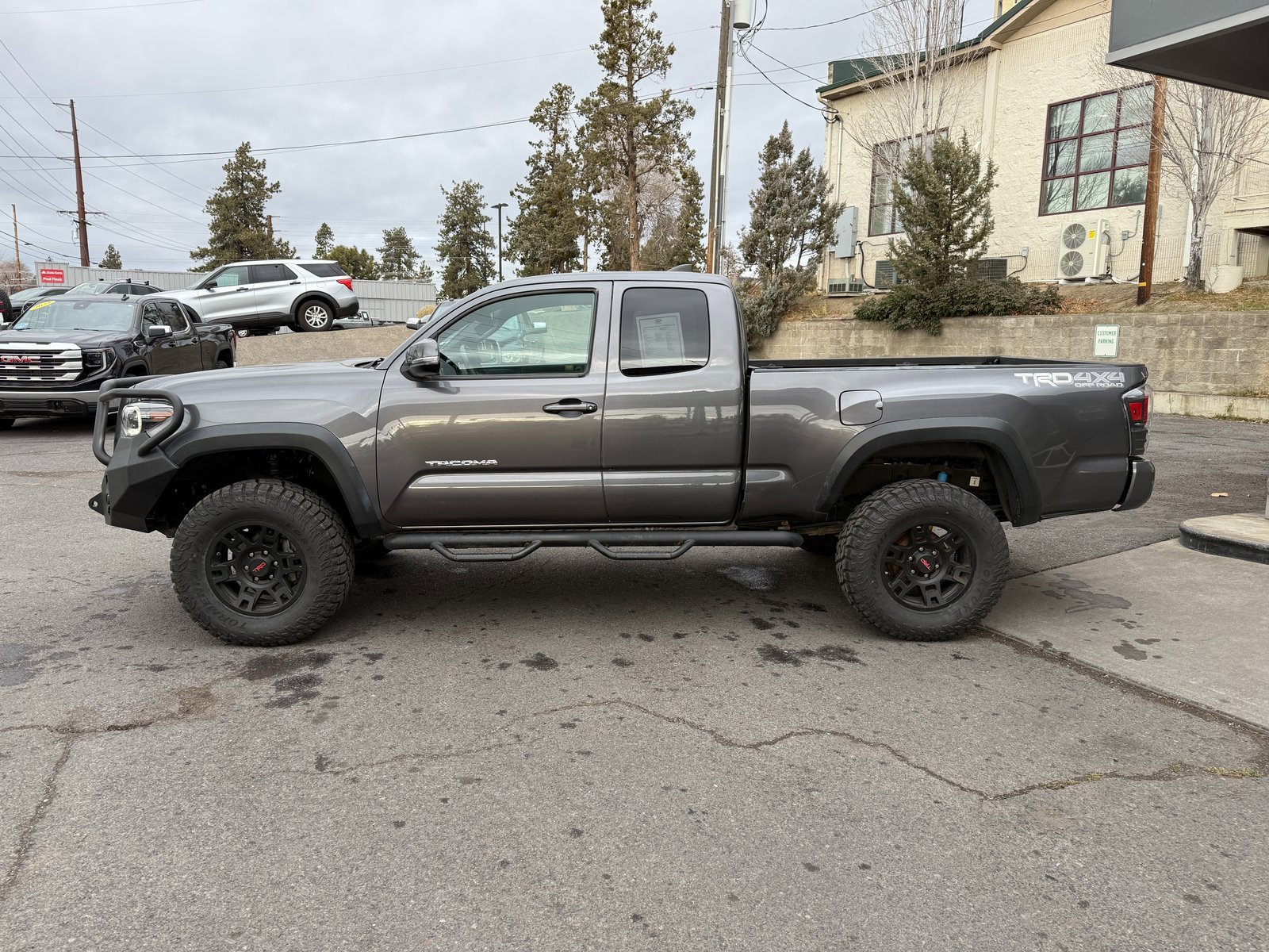 Used 2018 Toyota Tacoma TRD Off-Road image 2