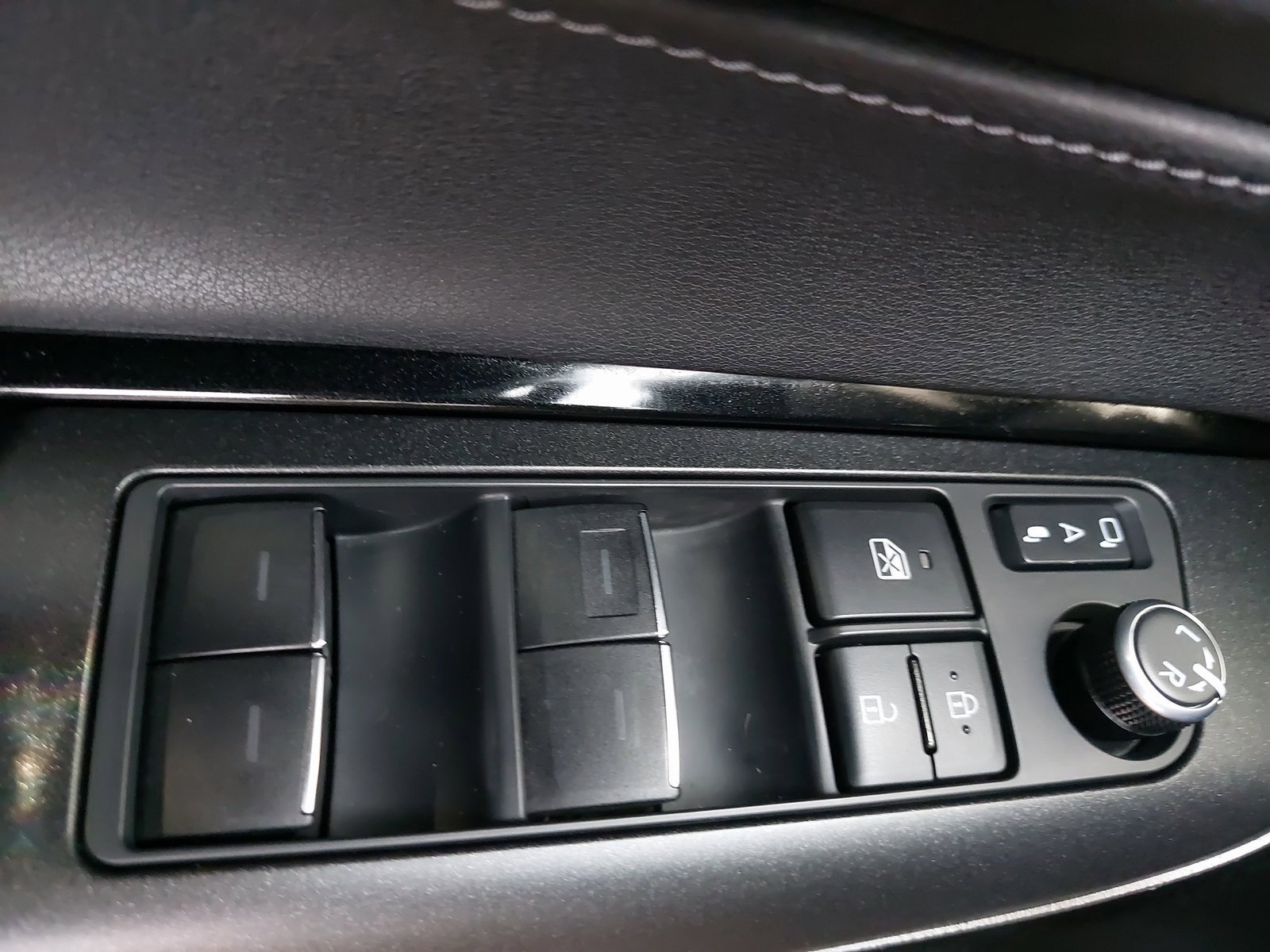 Used 2021 Toyota Venza LE image 27