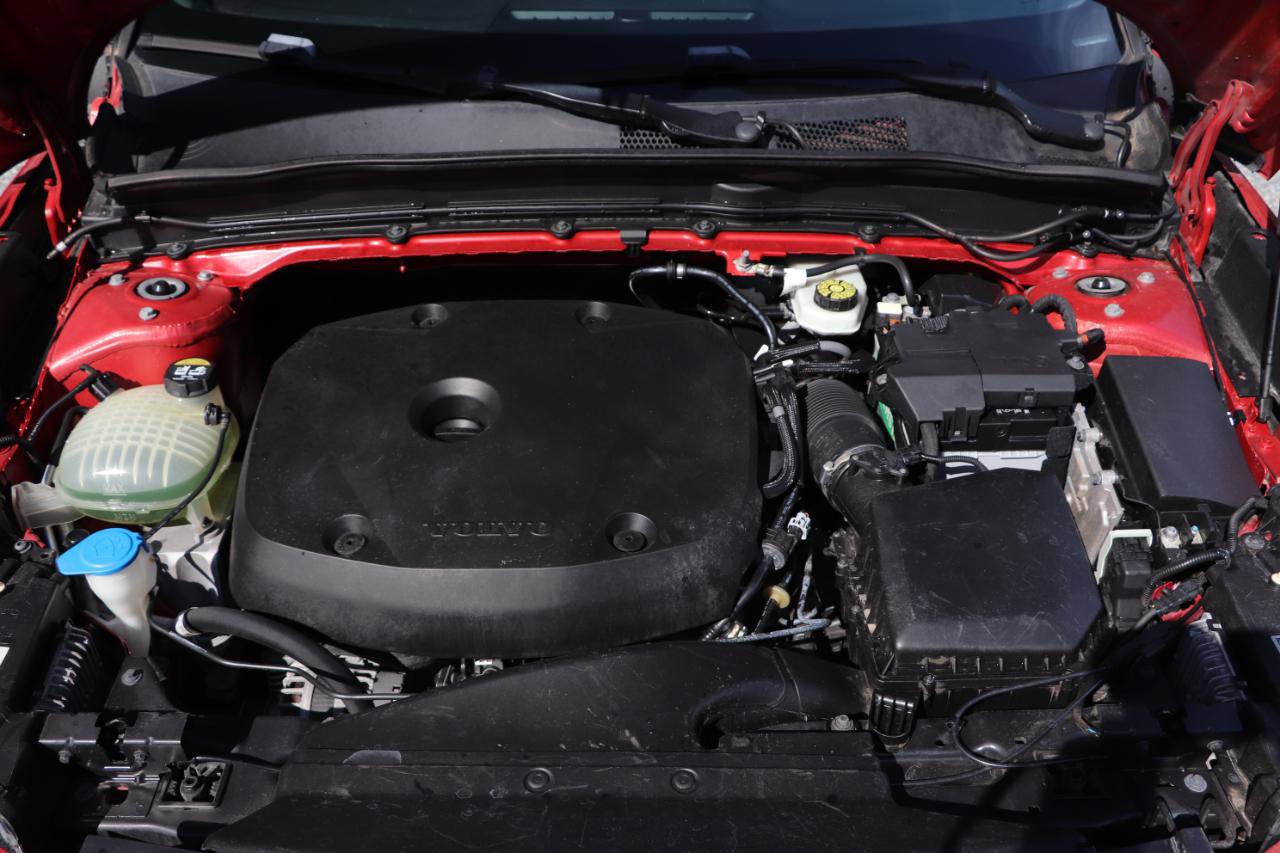 Used 2019 Volvo XC40 T4 R-Design FWD image 41