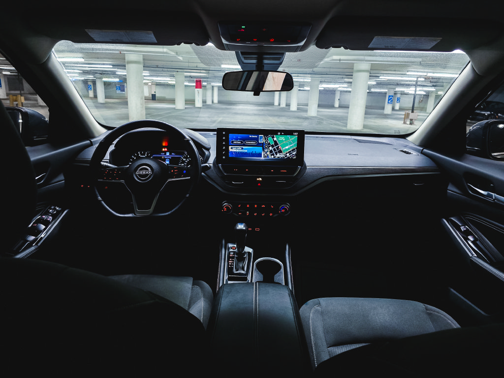 Used 2023 Nissan Altima 2.5 SV w/ SV Premium Package FWD image 3