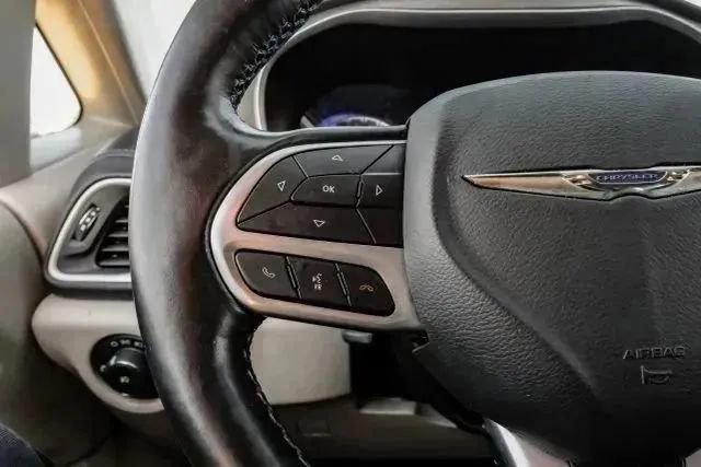 Used 2021 Chrysler Pacifica Touring-L image 19