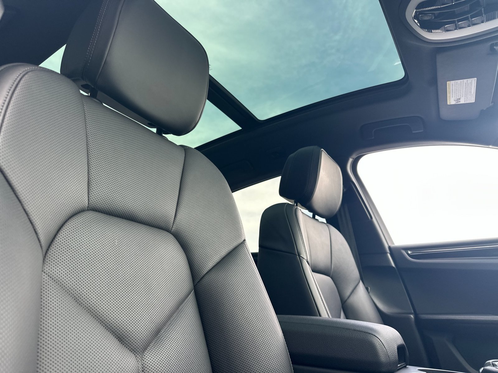 Certified 2026 Porsche Macan AWD/4WD image 17