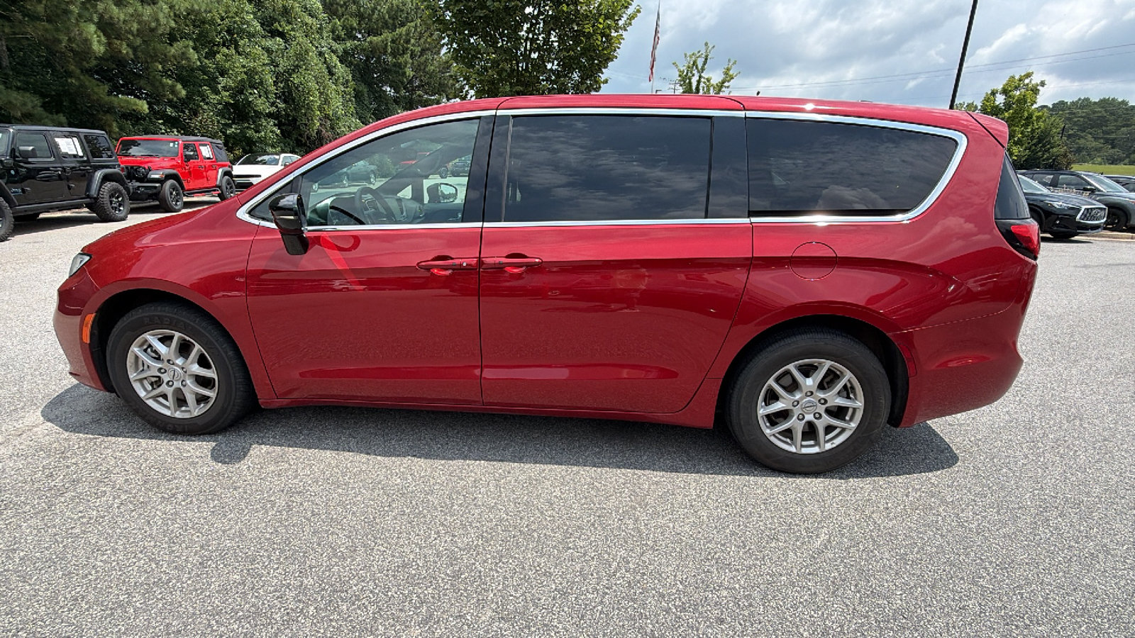 Used 2025 Chrysler Pacifica Select FWD image 11