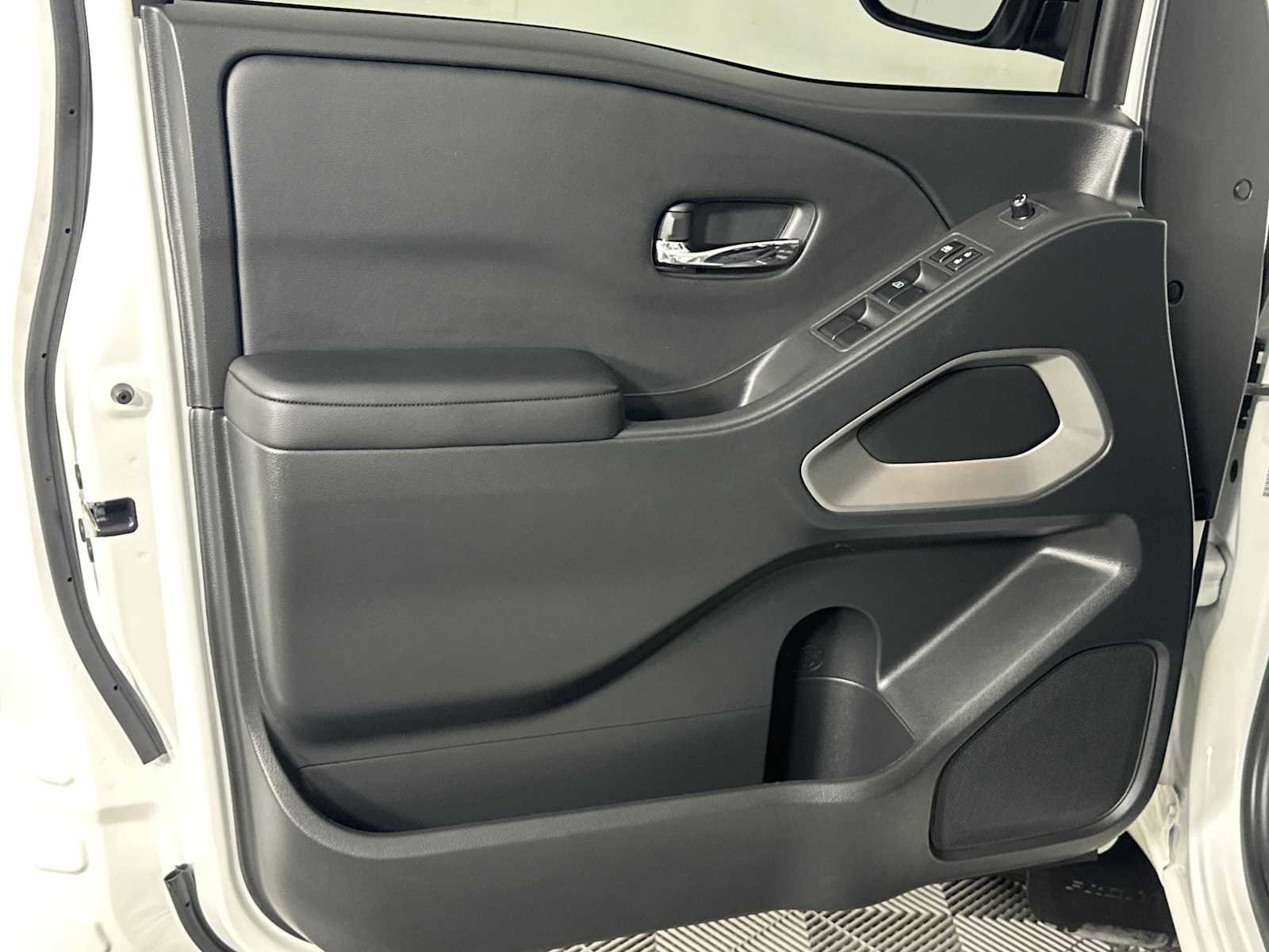 Used 2025 Nissan Frontier SV RWD image 14