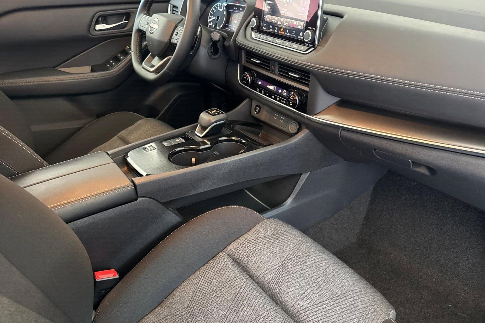 Used 2025 Nissan Rogue SV FWD image 30