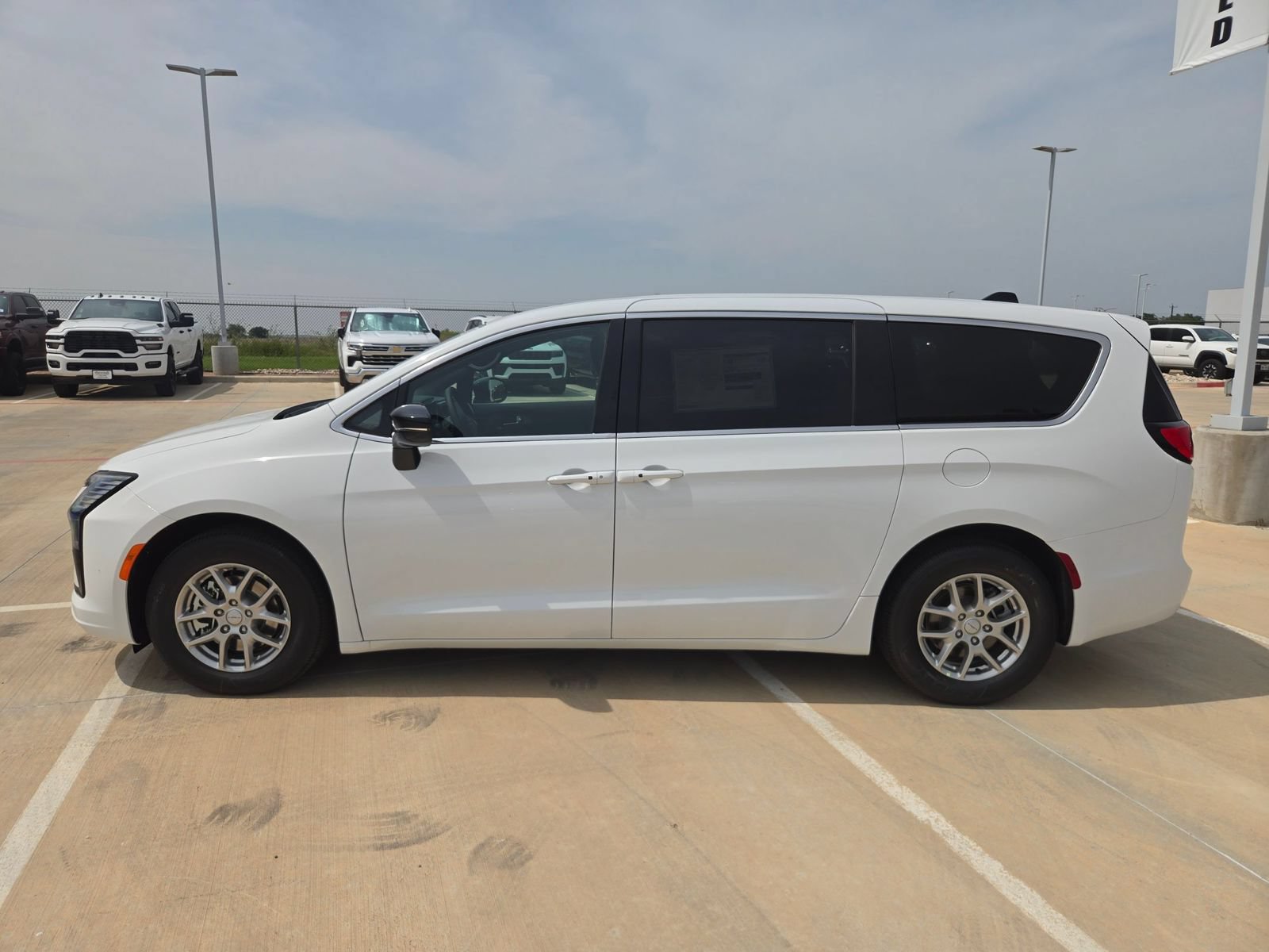 New 2027 Chrysler Pacifica Select FWD image 6