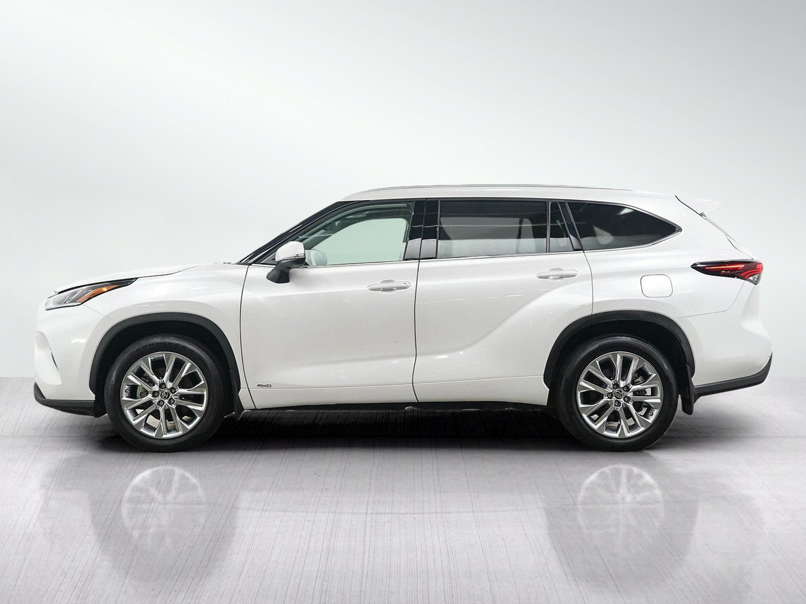Used 2024 Toyota Highlander Limited AWD/4WD image 2