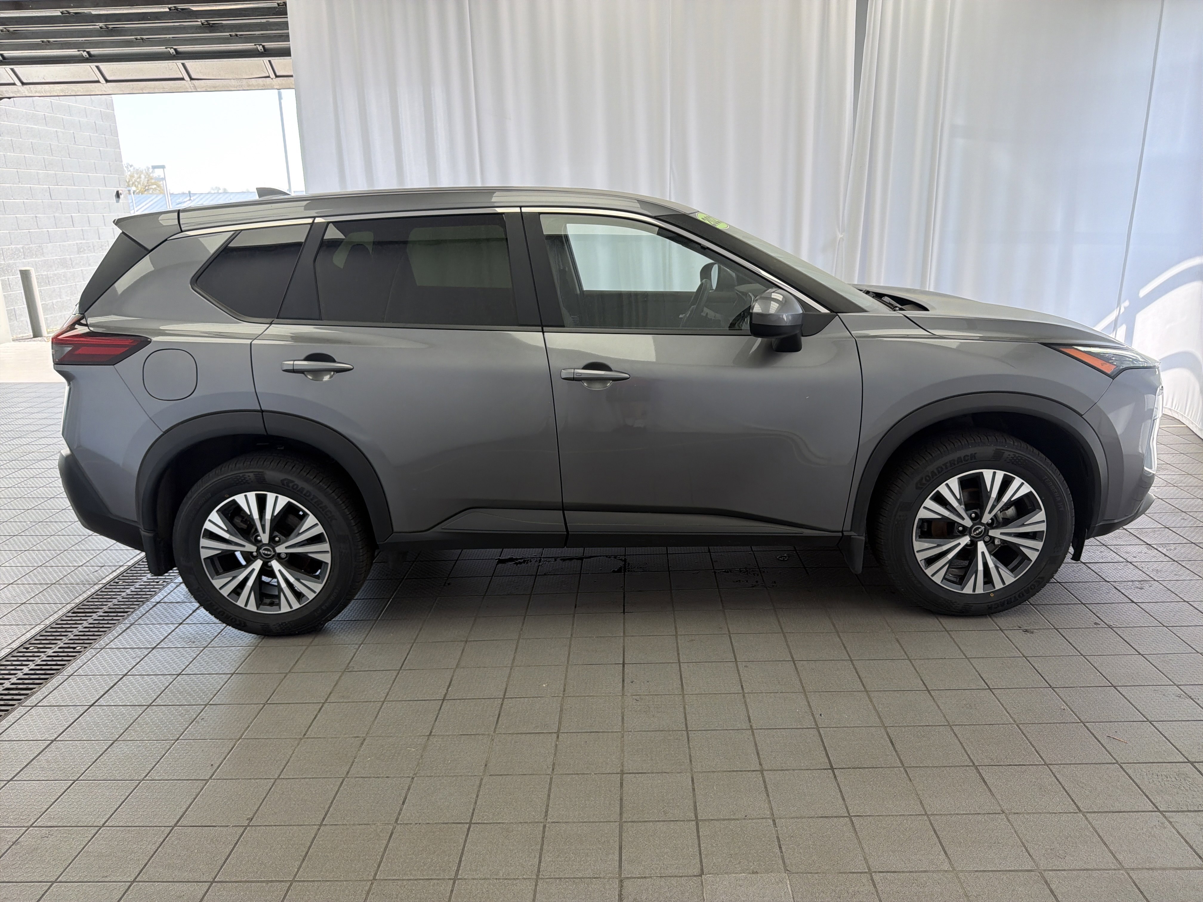 Used 2023 Nissan Rogue SV image 4