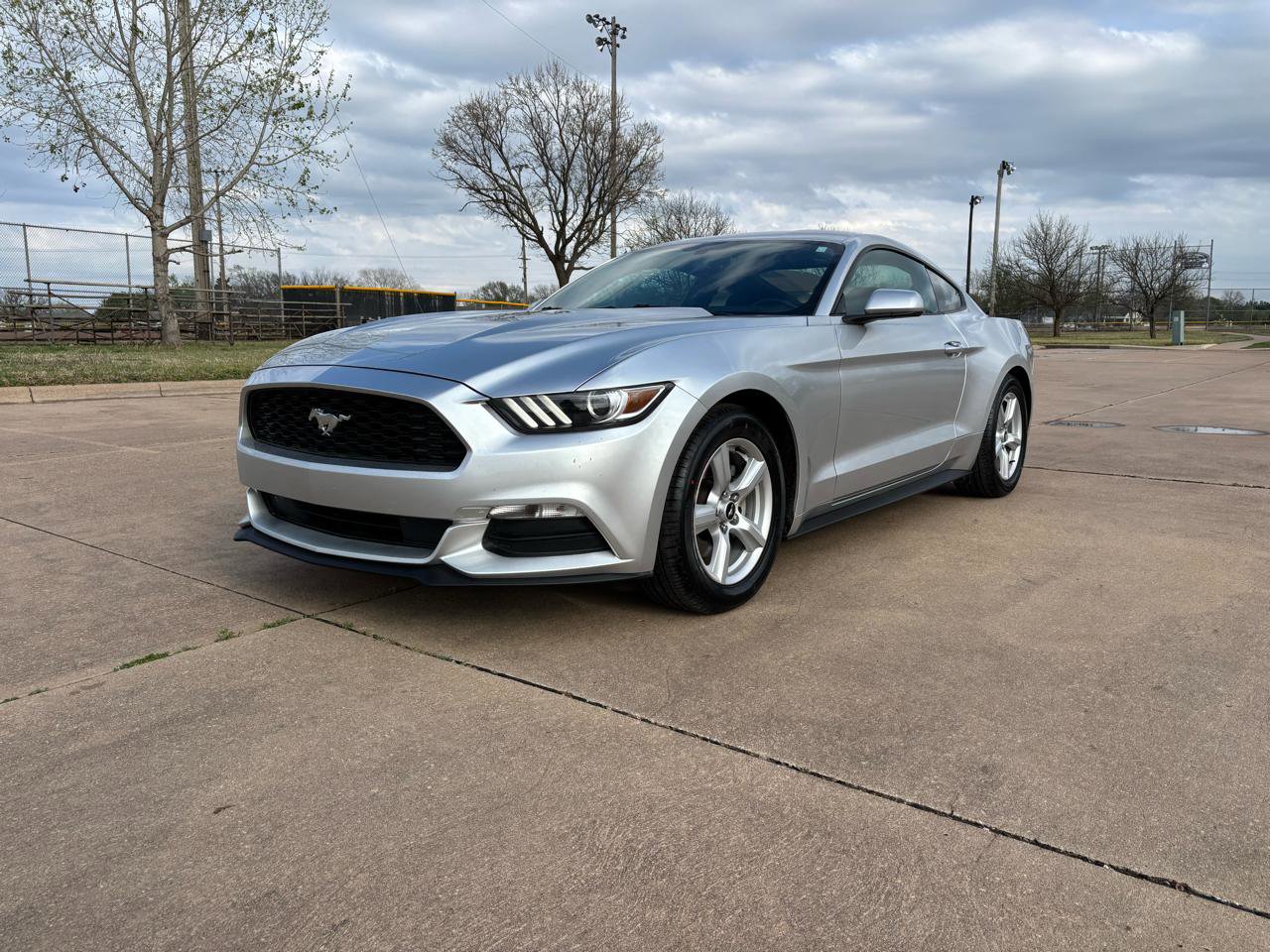 Used 2016 Ford Mustang Coupe image 3