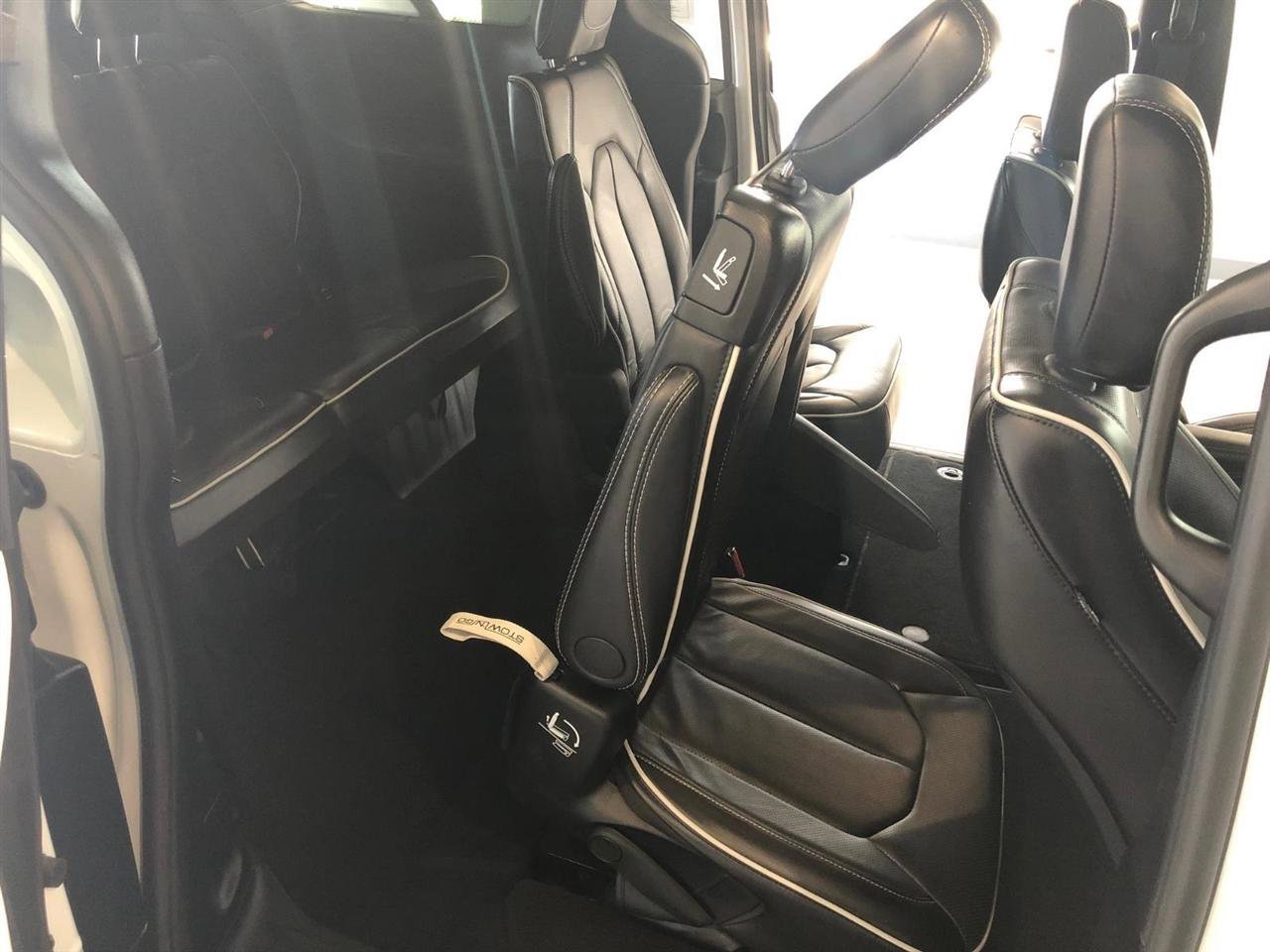 Used 2025 Chrysler Pacifica Limited image 16