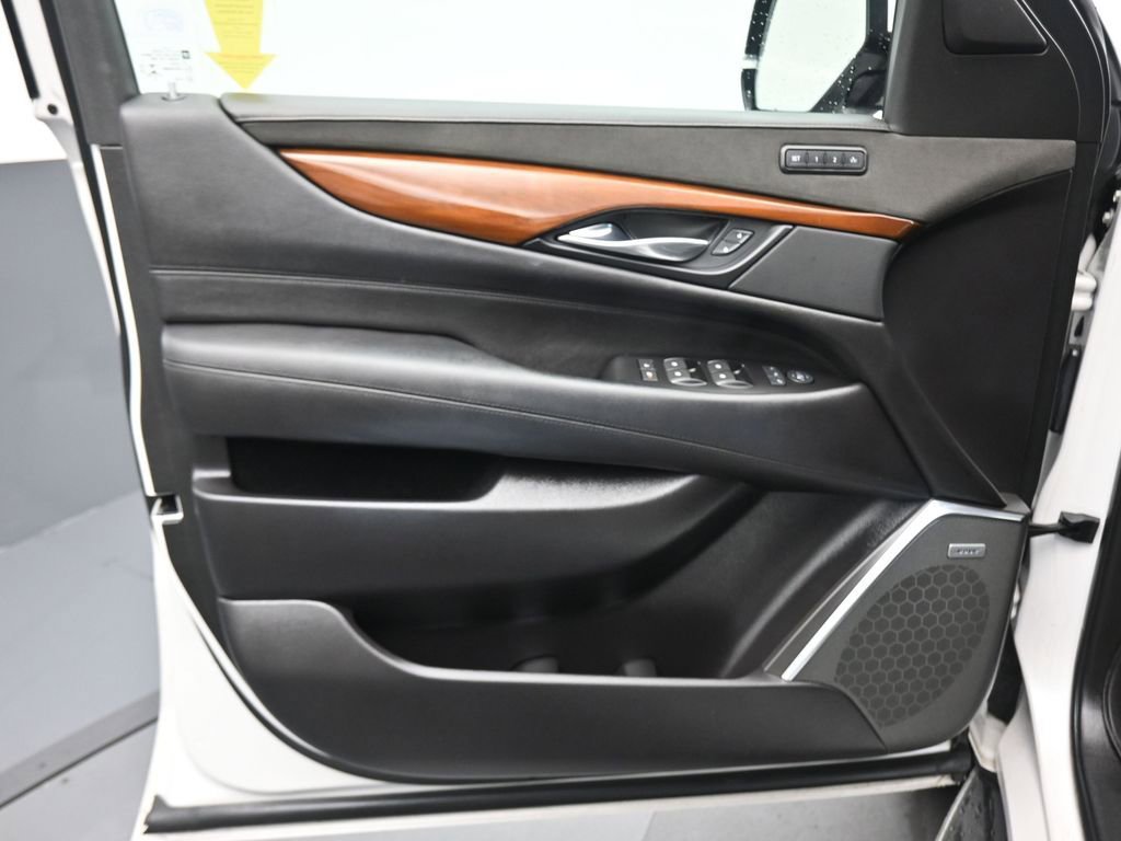 Used 2018 Cadillac Escalade Luxury image 9