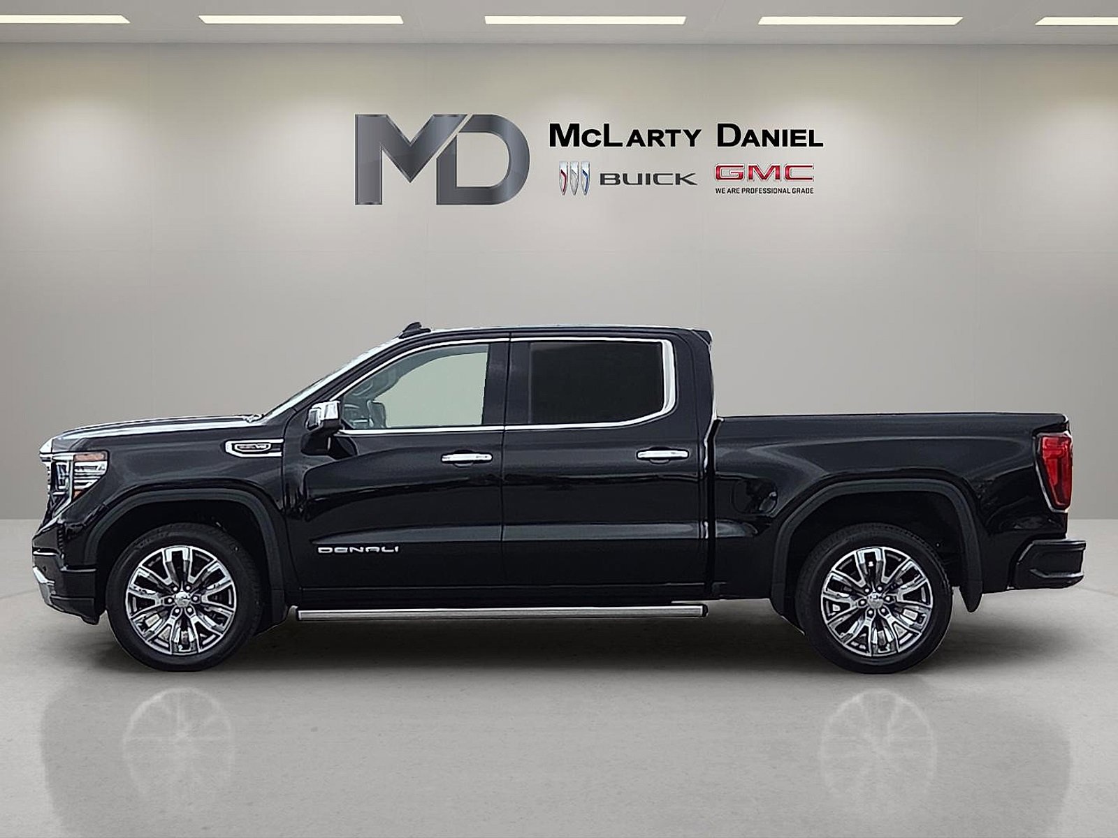 Used 2025 GMC Sierra 1500 Denali w/ Denali Reserve Package image 3
